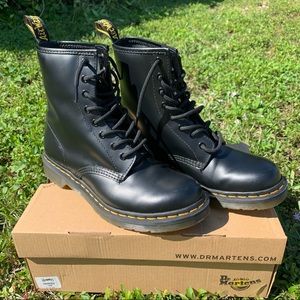 Dr. Martens 1460 Women's Smooth Leather 8 Eyelet Boots Size 9 - Black